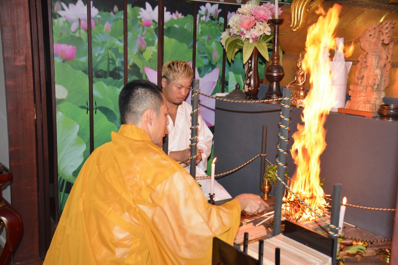 横浜市の禅馬山真照寺(水谷栄寛住職)で護摩行に臨んだ